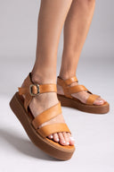 Σανδάλια δερμάτινα flatforms με φάσες Tfp