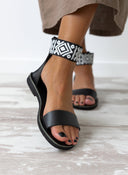 Σανδάλια δερμάτινα με boho μπαρέτα Estil