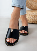 Σανδάλια δερμάτινα με v cut και στρας TFP - Μαύρο - thefashionproject.gr - TFP - 21514002002