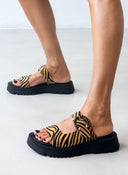 Σανδάλια flatforms από συνθετικό ponyskin με στρας TFP - Μαύρο/Μπεζ - thefashionproject.gr - TFP