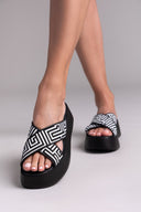 Σανδάλια flatforms crossover με print Estil