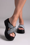 Σανδάλια flatforms crossover με print Estil