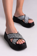 Σανδάλια flatforms crossover με print Estil
