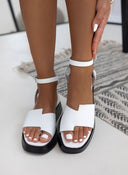 Σανδάλια flatforms δερμάτινα με άνιση φάσα tfp