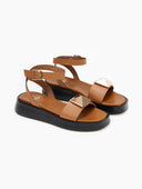 Σανδάλια flatforms δερμάτινα με μεταλλικό σχέδιο