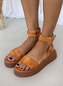 Σανδάλια flatforms δερμάτινα με μπαρέτα TFP - Ταμπά - thefashionproject.gr - TFP
