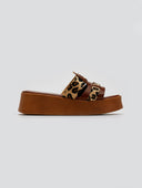 Σανδάλια flatforms δερμάτινα με ponyskin Estil
