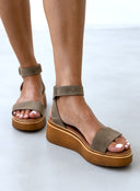 Σανδάλια flatforms καστόρινα Estil