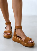 Σανδάλια flatforms καστόρινα Estil