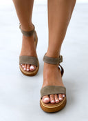 Σανδάλια flatforms καστόρινα Estil - Λαδί - thefashionproject.gr - Estil - 21344096002