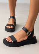 Σανδάλια flatforms με μπαρέτα Estil