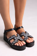 Σανδάλια flatforms με print μαίανδρο 