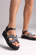 Σανδάλια flatforms με print μαίανδρο 