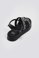 Σανδάλια flatforms με print μαίανδρο - Μαύρο - thefashionproject.gr - MIRA