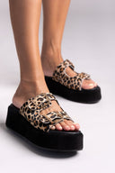 Σανδάλια flatforms ponyskin με print 2552/05