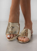 Σανδάλια με μεταλλικά charms ERYNN