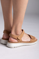 Σανδάλια sporty με φαρδιά φάσα - Κάμελ - thefashionproject.gr - La Coquette