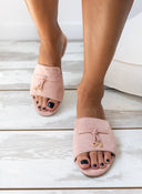 Σανδάλια suede με μεταλλικά charms ERYNN
