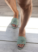 Σανδάλια suede με μεταλλικά charms ERYNN