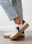 Sneakers flatforms με διχρωμία Xti 142953