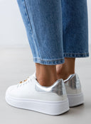 Sneakers flatforms με μεταλλικά στοιχεία