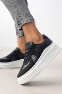 Sneakers flatforms σε συνδυασμούς υλικών
