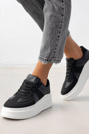 Sneakers flatforms σε συνδυασμούς υλικών