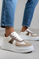 Sneakers flatforms σε συνδυασμούς υλικών