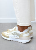 Sneakers με διχρωμία σε συνδυασμό υλικών