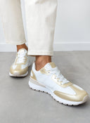 Sneakers με διχρωμία σε συνδυασμό υλικών