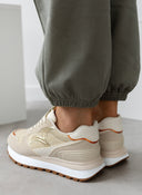 Sneakers με glitter σε συνδυασμούς χρωμάτων - Μπεζ - thefashionproject.gr - ERYNN