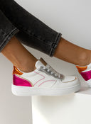 Sneakers με μεταλλικά χρώματα
