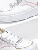 Sneakers με μεταλλικά χρώματα