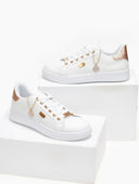 Sneakers με pattern και charm