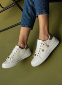 Sneakers με pattern και charm