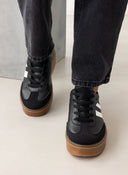 Sneakers flatforms με ρίγα