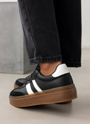 Sneakers flatforms με ρίγα