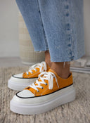 Sneakers πάνινα με ψηλή σόλα - Μουσταρδί - thefashionproject.gr - The Fashion Project