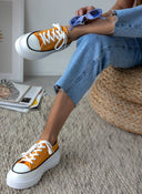 Sneakers πάνινα με ψηλή σόλα - Μουσταρδί - thefashionproject.gr - The Fashion Project