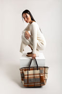 Τσάντα shopper με ύφασμα και print 